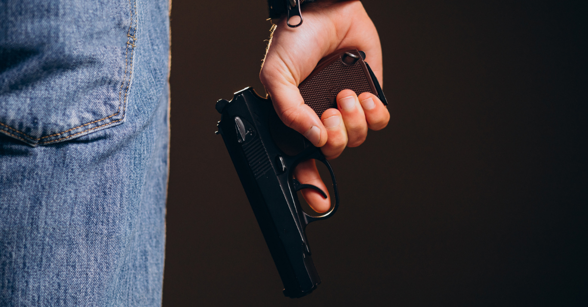 Homem é preso ao atirar em amigo para testar a esquiva